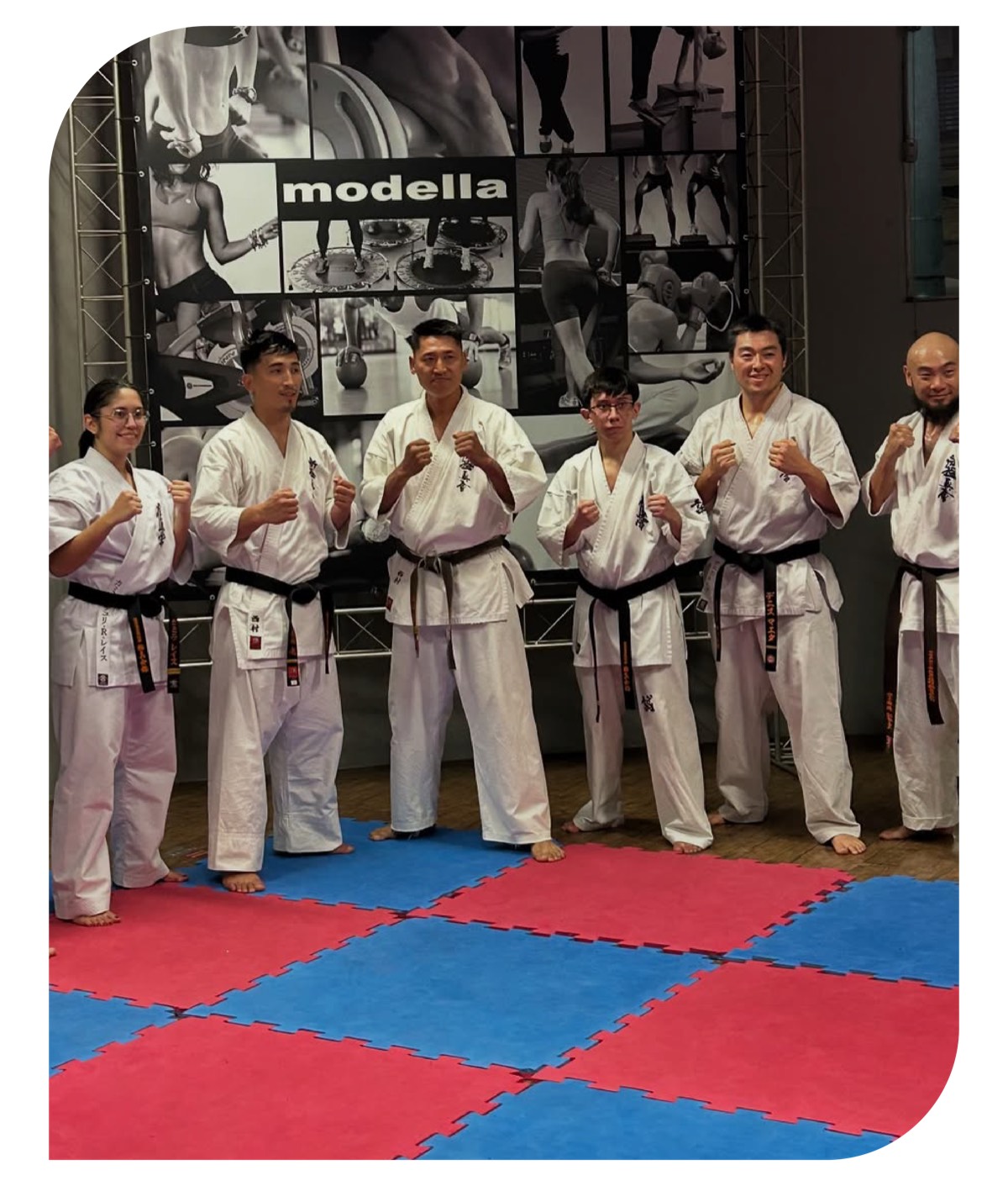 Foto histórica das antigas instalações Modella Center